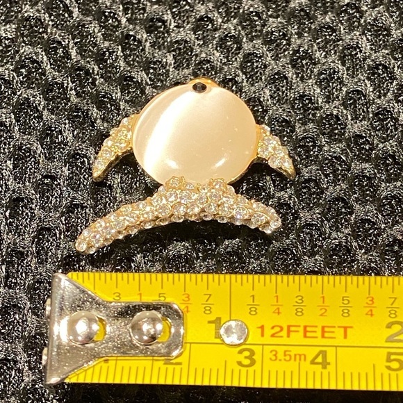 Gold Tone Jelly Belly Clear Rhinestones Fish Brooch Pin Unisex - Picture 8 of 9